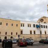 Giungiamo infine in largo San Sabino dove il prospetto a due piani del palazzo si divide sulla sinistra con una parte in pietra contraddistinta da monofore di stampo medievale...